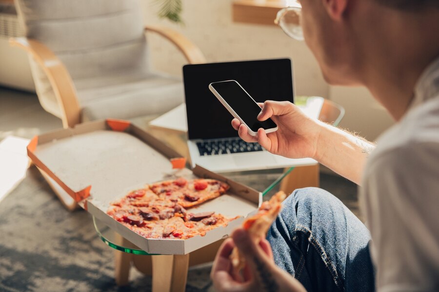 Plata online cu cardul pentru restaurantele cu livrare la domiciliu